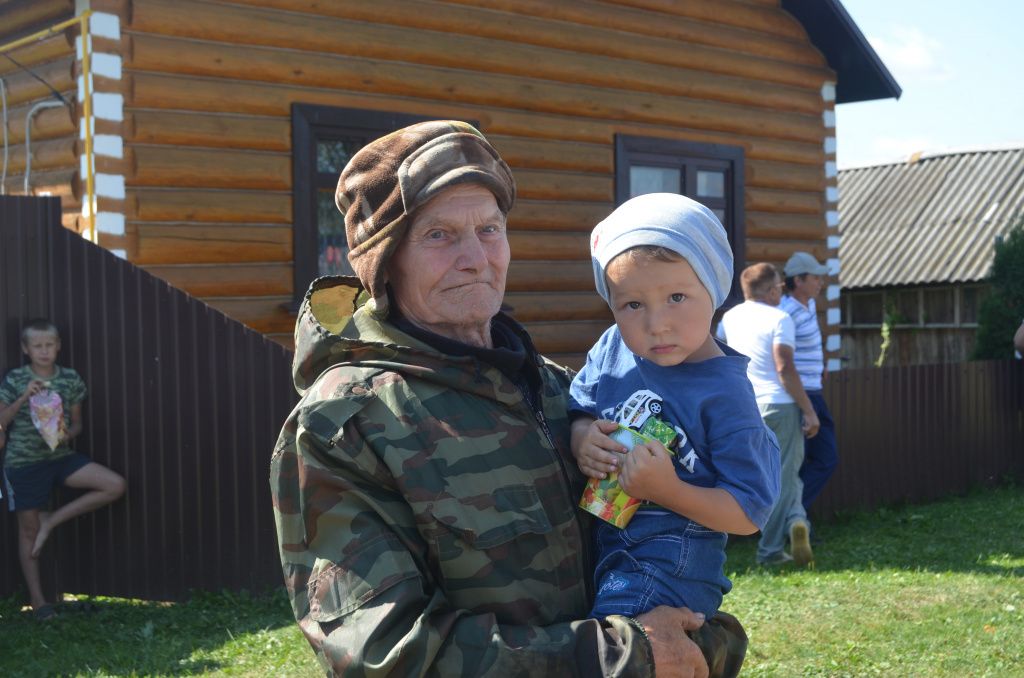 Самый возрастнои и самый юный жители Нижнего Осияла, дед и внук Федор и Кирилл Ивановы. Одному вот-вот стукнет 80, другому всего два года..JPG