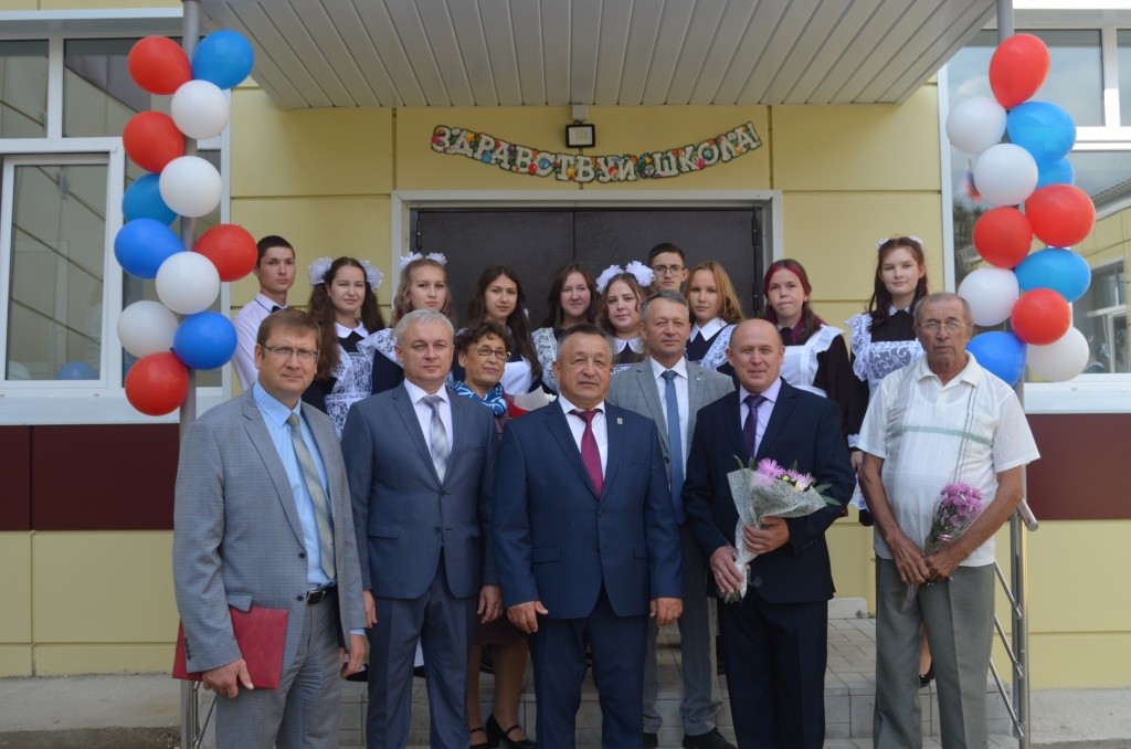 Фото на память с выпускниками.jpg