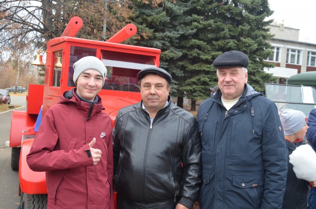 Гости фестиваля активно фотографировались на фоне раритетов ну и, конечно, с хозяином праздника. Гости фестиваля активно фотографировались на фоне раритетов ну и, конечно, с хозяином праздника.jpg