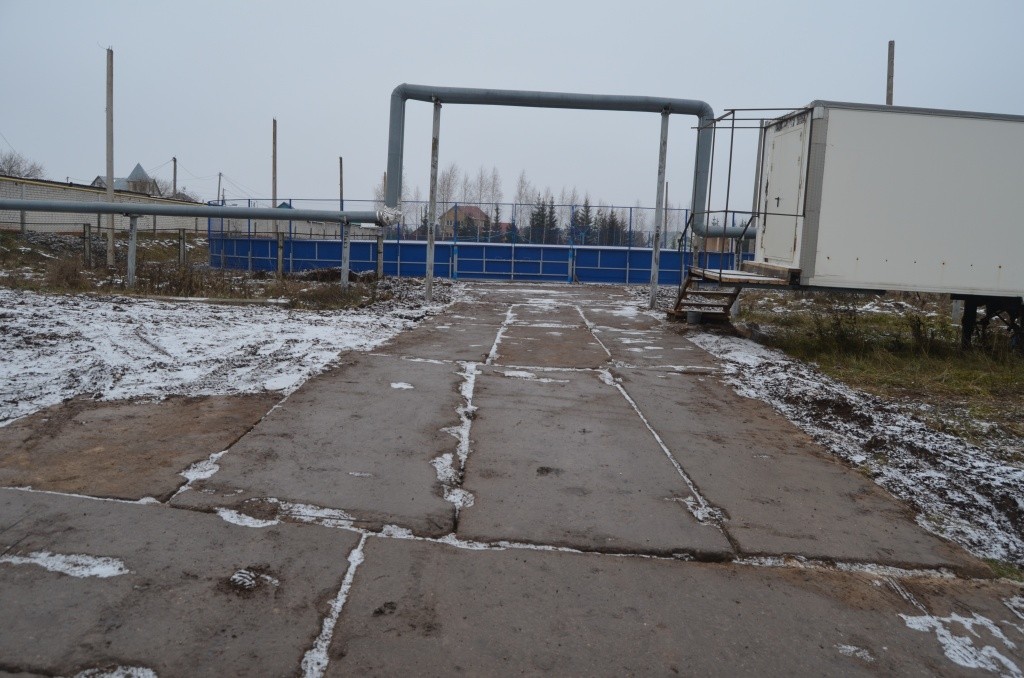 Прощай, грязь - к площадке проложен подъезд из железобетонных плит.jpg