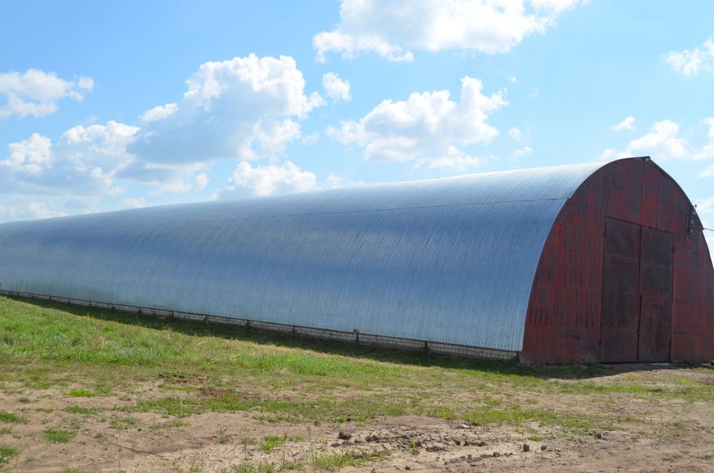 В хозяйстве есть вместительные зерносклады.JPG