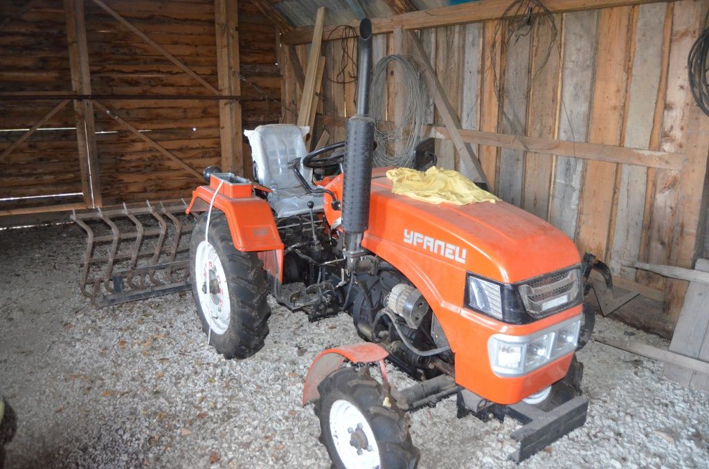 На этом тракторе экс-министр обрарабатывает свой приусадебный участок.JPG