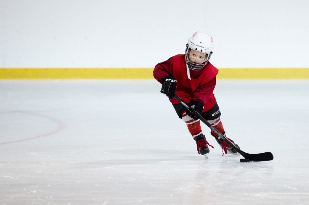 Хоккей - дорогой вид спорта, но в некоторых клубах новичкам предоставляется необходимый минимум амуниции. Фото предоставлено ХК "Спартак" Йошкар-Олы. Григорий Фокин № 23.jpg