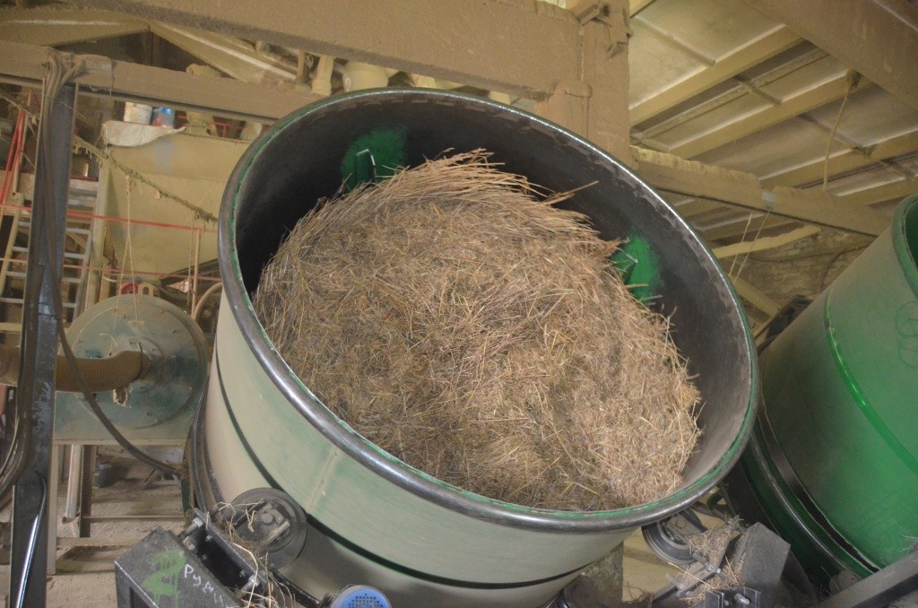 В этих центрифугах рулоны с сеном измельчаются до состояния порошка. В этих центрифугах рулоны с сеном измельчаются до состояния порошка.jpg
