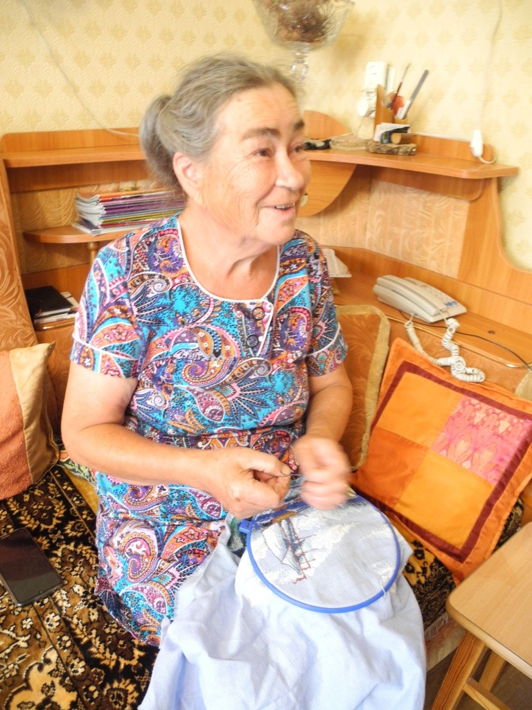 Милая бабушка Саша любит вышивать и дарить свои вышивки. (Фото Натальи Кулишовой).