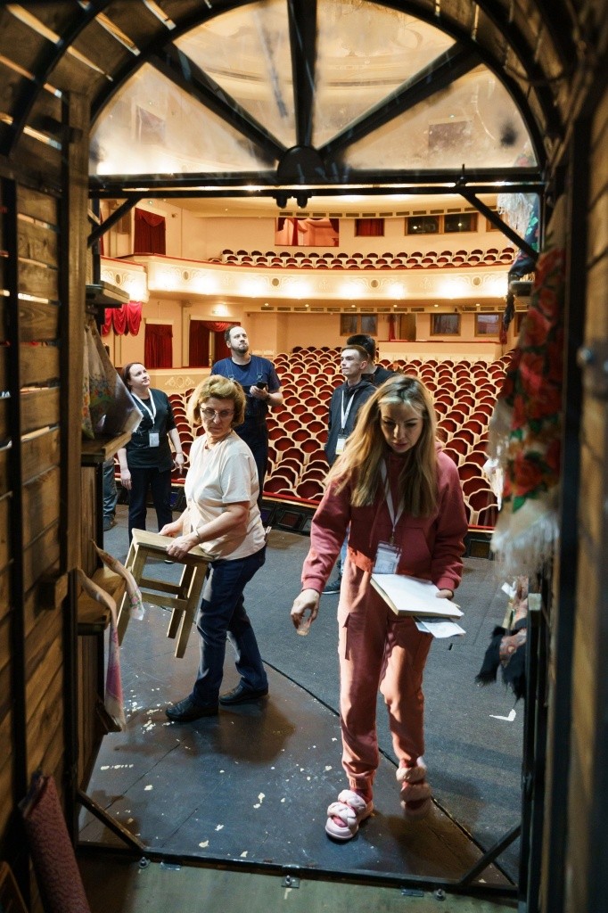 .jpg Подготовка каждого спектакля , особенно в стенах Малого театра, - это творческая суета и большая ответственность многих участников театрального действа..jpg