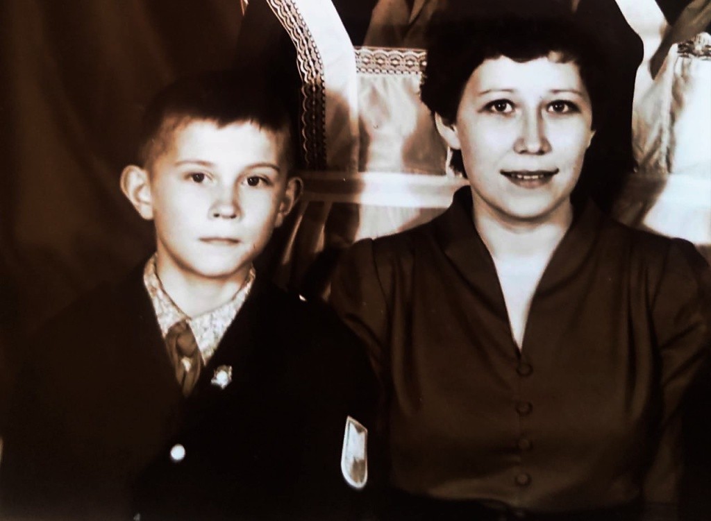 Юный Сергей с первым педагогом Раисой Яшметовой. Фото предоставлено Сергеем Чечетко..jpg