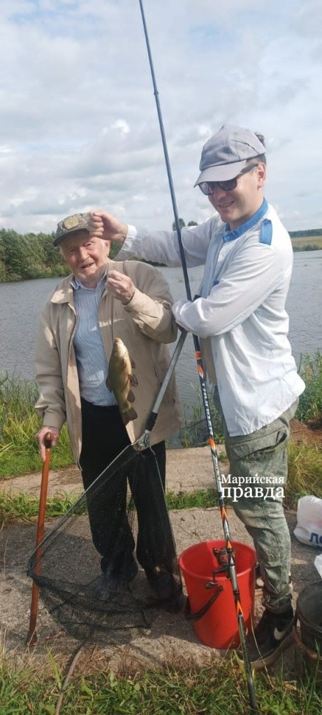 Кузьма Васильевич страстный и удачливый рыбак- прошлым лнтом поймал линя на 400 граммов 1.jpg