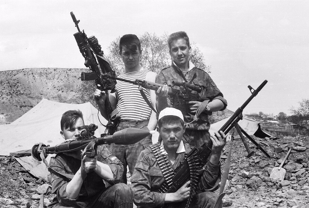 Они почти не изменились с лета 1995 года, его боевые друзья-товарищи, - считает Андрей Пименов (на фото стоит справа). Фото предоставлено Андреем Пименовым