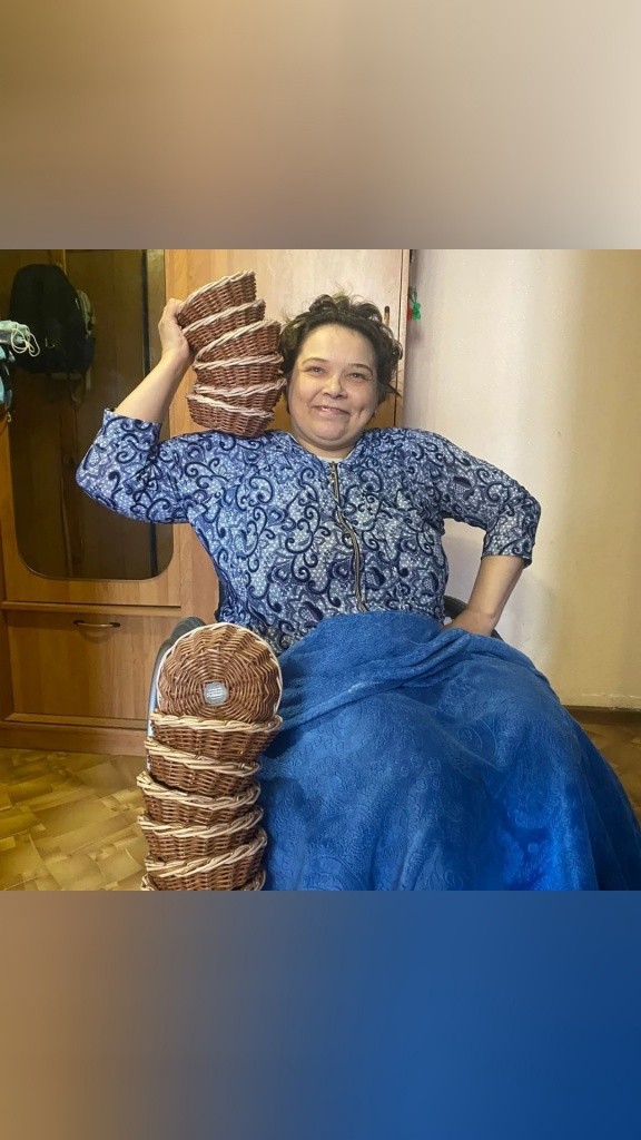 Марина надеется, что плетение корзин станет приносить ей доход. (Фото предоставлено МРО ВОИ).