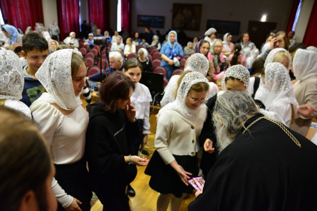 Всем детям - сладкие подарки. (Фото предоставлено пресс-службой Йошкар-Олинской епархии). Всем детям - сладкие подарки. (Фото предоставлено пресс-службой Йошкар-Олинской епархии).