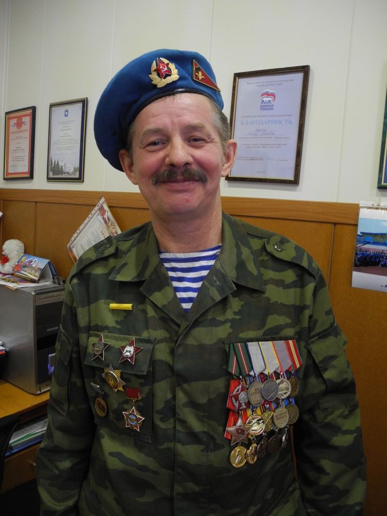 Ветеран Владимир Стемплевский - частый гость в школах республики. (Фото Натальи Кулишовой).