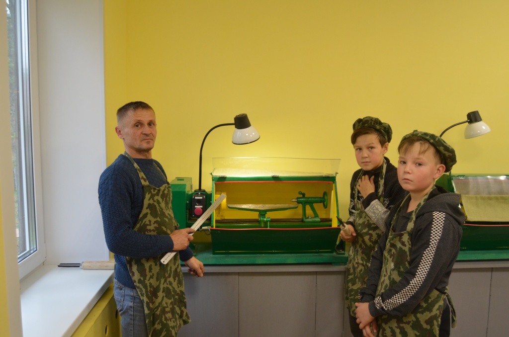 Урок столярного дела ведет Сергей Куклин.jpg