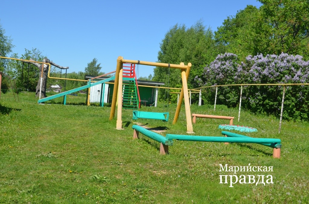 Детскую площадку мужчины построили своими руками из подсобных материалов1.jpg