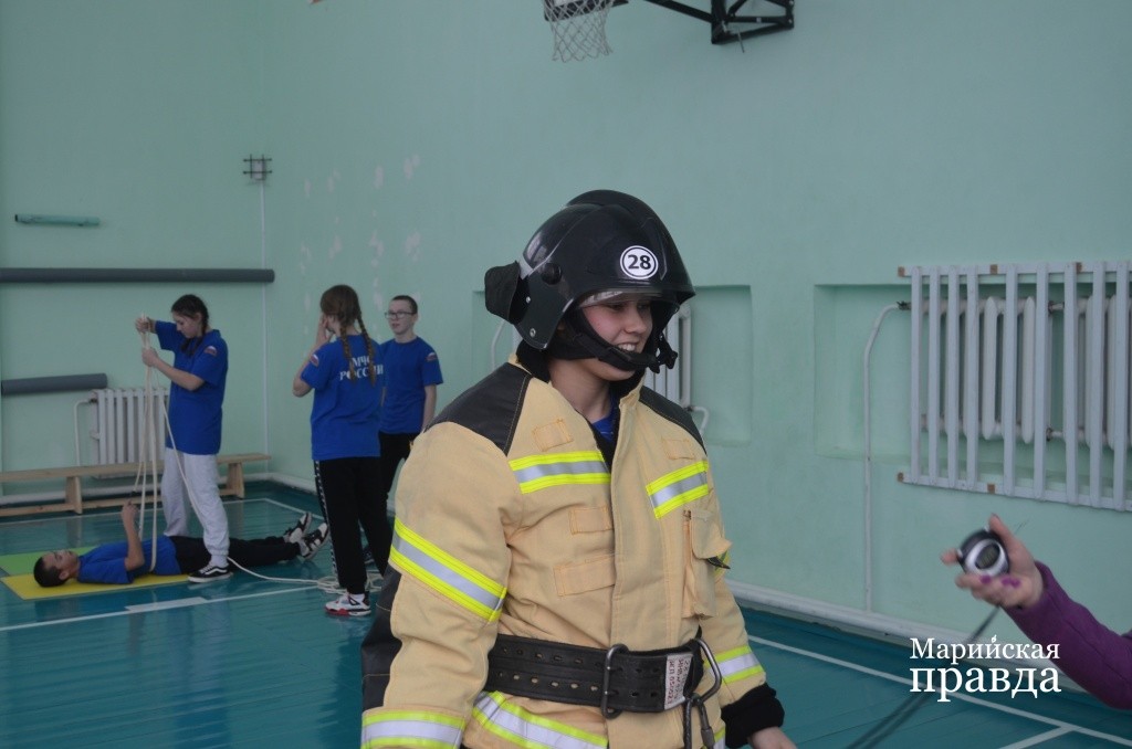 Полина Тарасова справилась с этим заданием не хуже профессиональных огнеборцев..jpg