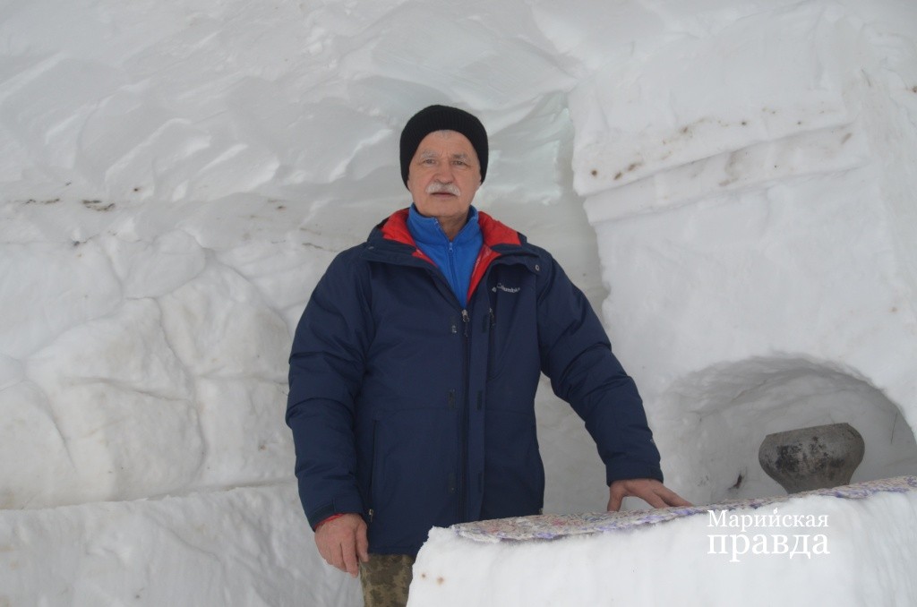 Владислав Попов теперь уже заслуженный снегостроитель..jpg