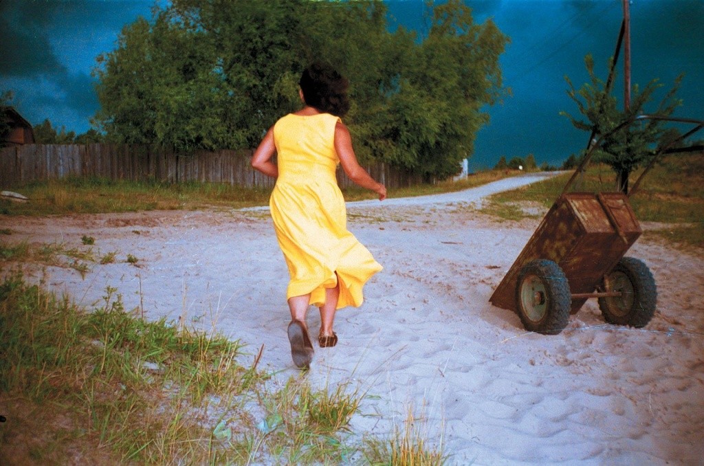 04. На фото Лидия Охотина, автор Сергей Чиликов, из цикла Бытовой. Перед грозой. Кундыш, 1994.jpg