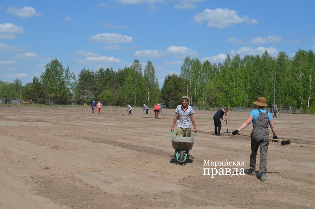 Выравнивание футбольного поля - работа кипела. Выравнивание футбольного поля - работа кипела1.jpg