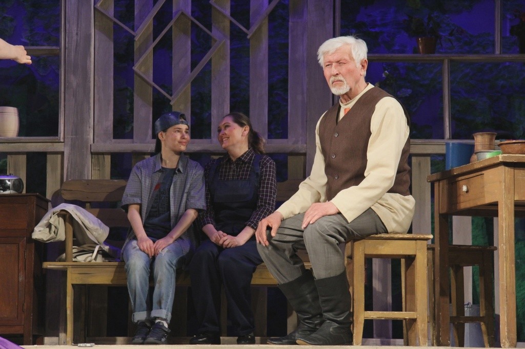 Сцена из спектакля Песня дикой пчелки. Юрий Алексеев - лучшая мужская роль.jpg