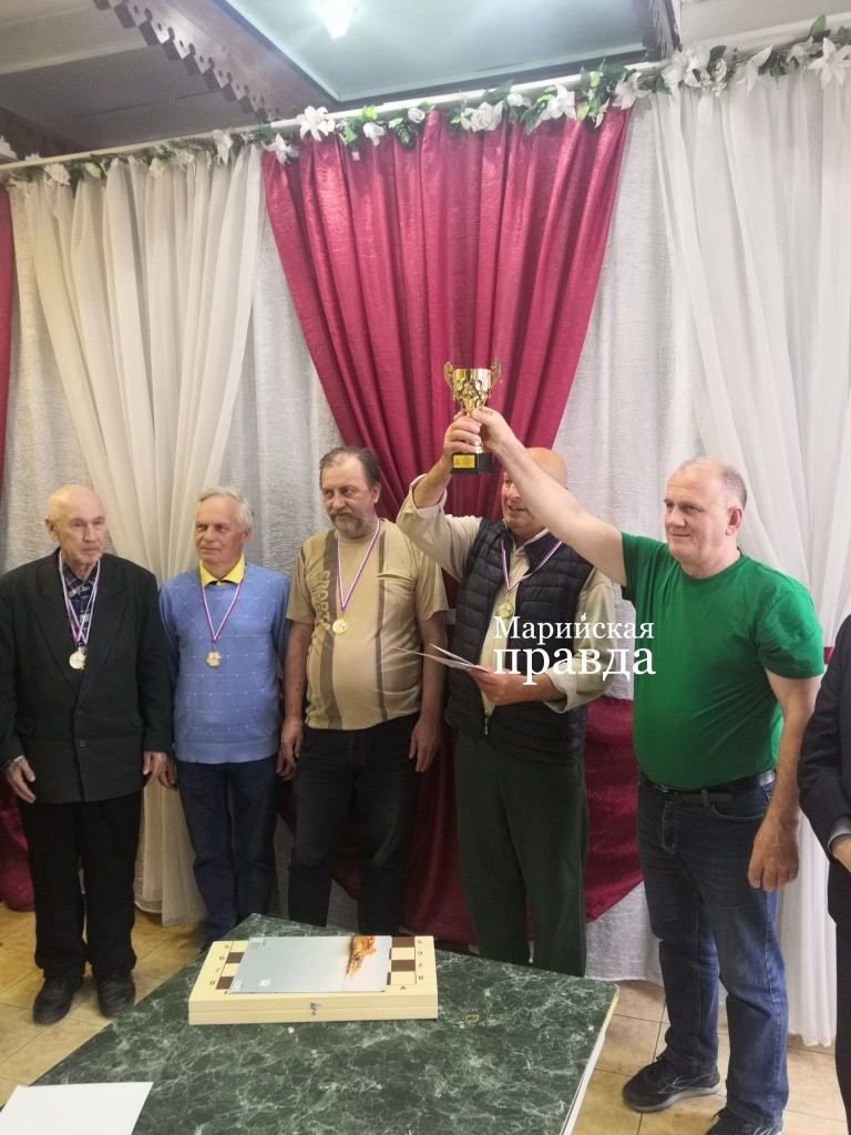 В командном зачете победил Ветеран из Йошкар-Олы, Иван Апсатаров крайний слева..jpg