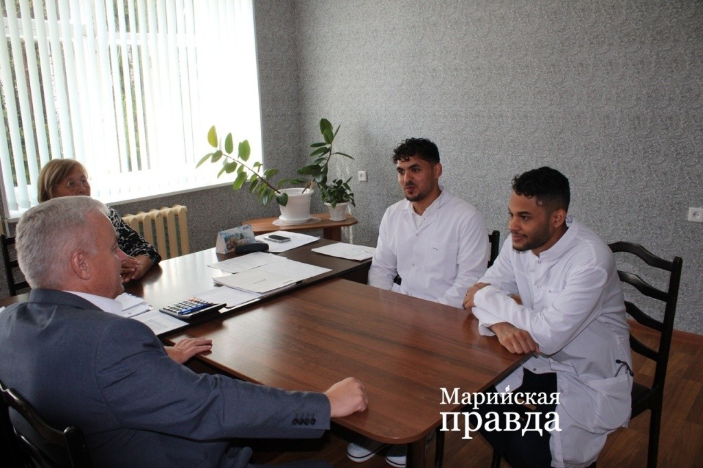 Глава администрации района Олег Попов помог решить жилищный вопрос для молодых специалистов 1.jpg