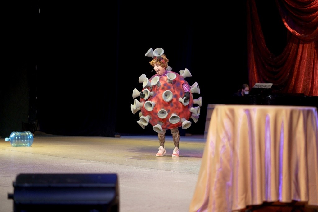 Народная артистка РМЭ Ева Коваленко в образе коронавируса. Фото Ивана Пичушкина.jpg