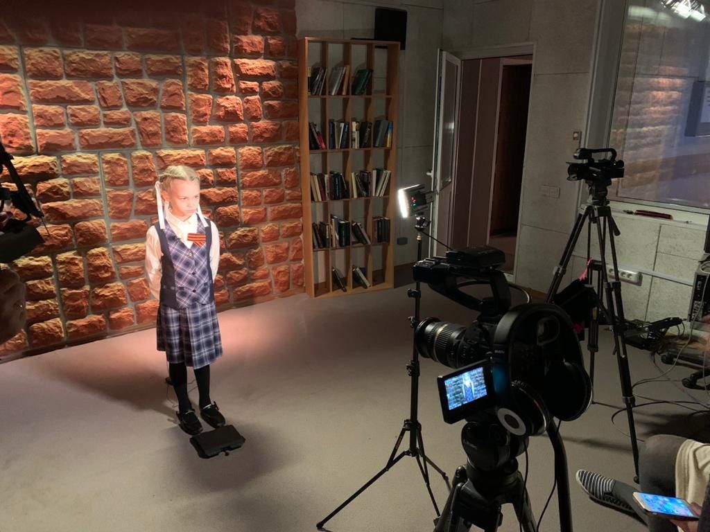 Запись юных участников проекта Стихи о войне. Фото предоставлено телеканалом МЭТР.jpg