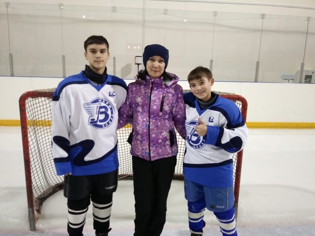 Мама сама возит сыновей на тренировки. (Фото предоставлено Анной Потаевой).