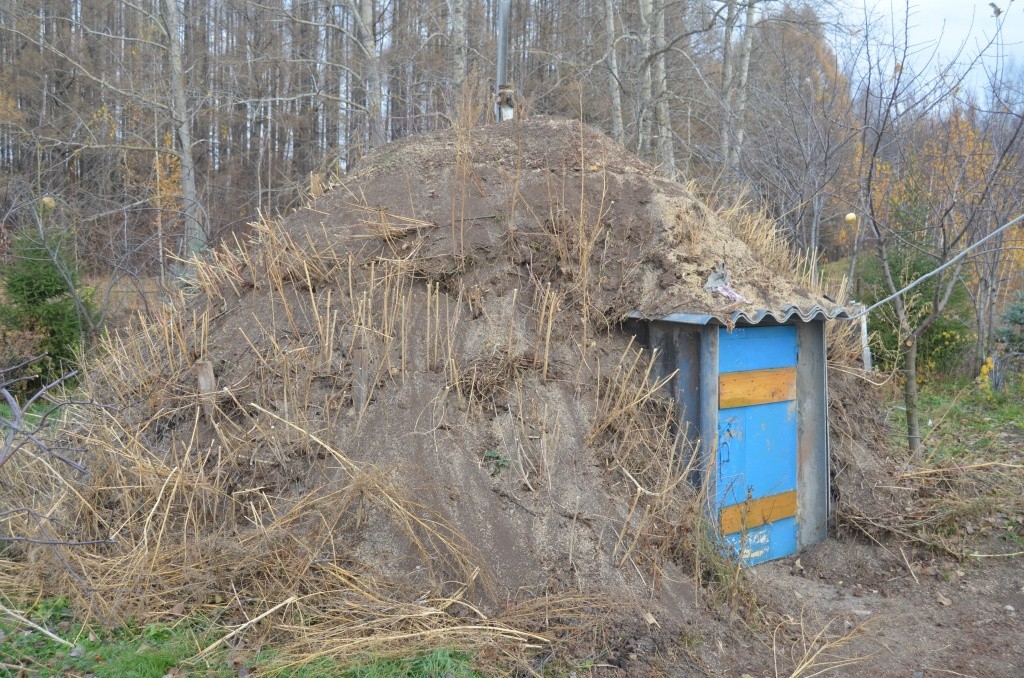 А это погреб, где хранятся корнеплоды.jpg