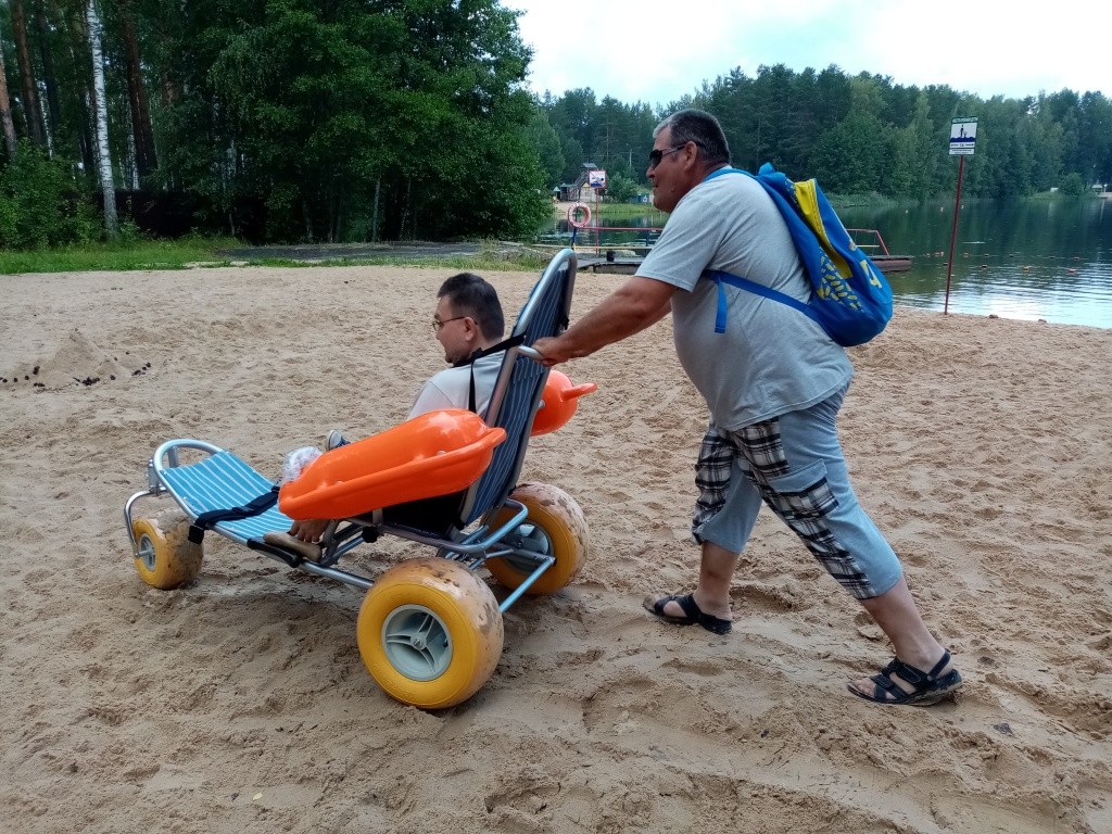 Коляска легко собирается и передвигается по песку. (Фото Натальи Кулишовой).