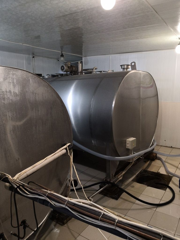 В эти танкеры из нержавейки собирается все надоенное молоко.jpg