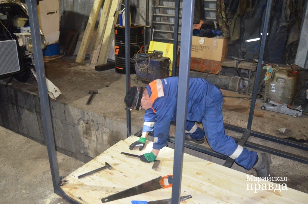 Ребята обшивают каркас бани толстыми половыми досками, чтобы она хорошо держала тепло..jpg