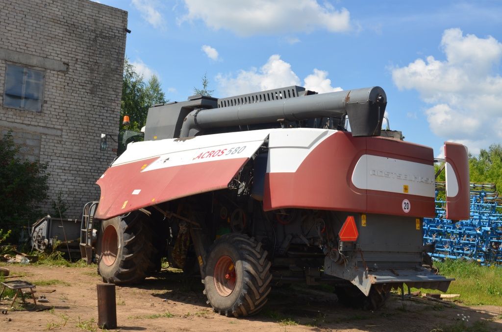 Комбайнеры, отлучившиеся на обед, устраняют последние шероховатости на высокопроизводительном Акросе.JPG