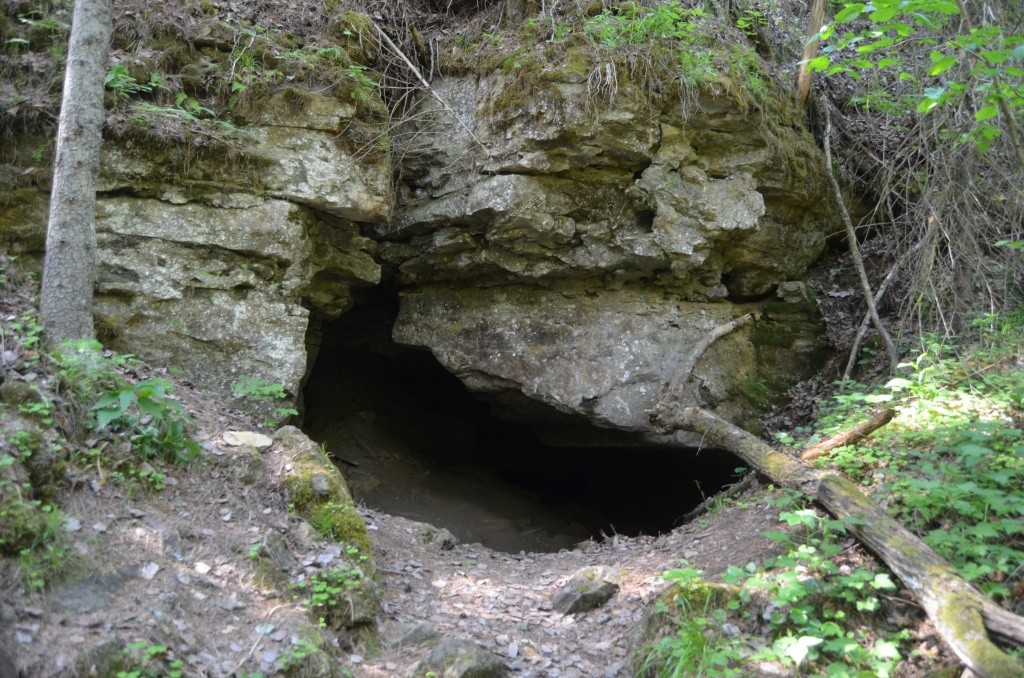 Есть несколько пещер-каменоломен, в которые еще можно пробраться, пусть порой и на четвереньках.JPG