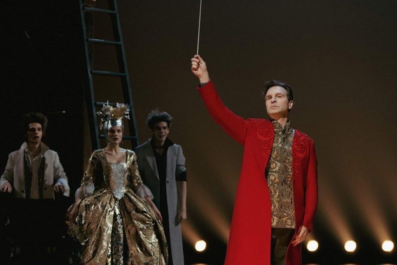 Амадей - Виктор Добронравов. Фото с официального сайта Театра Вахтангова. Автор - Яна Овчинникова.jpg