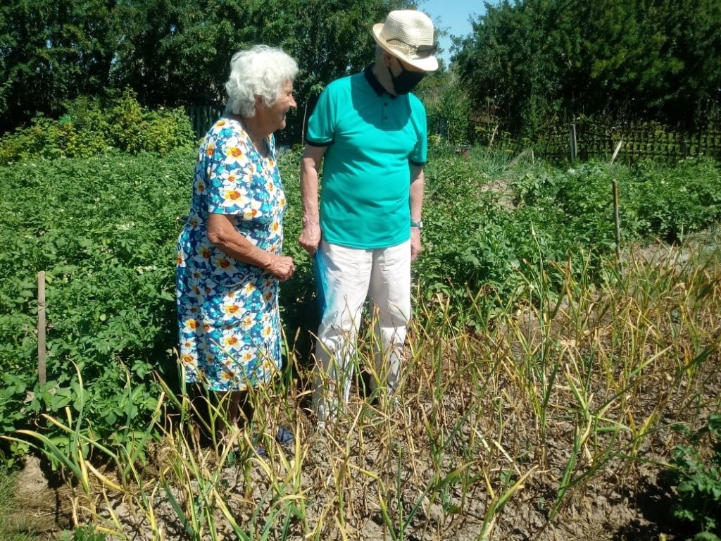 Все желающие проживающие стационарного отделения занимаются огородничеством. (Фото предоставлено Оршанским КЦСОН).