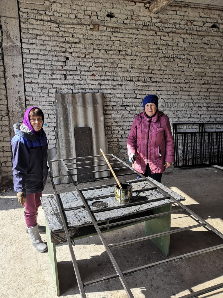 Покраской заняты активисты совета ветеранов Нина Аркадьевна Курочкина и Татьяна Андреевна Пакеева.jpg