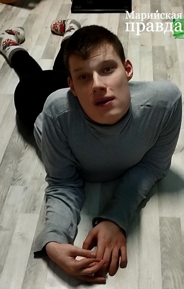 Сергей - взрослый человек с разумом ребенка. (Фото Натальи Кулишовой/ "Марийская правда"). Сергей - взрослый человек с разумом ребенка. (Фото Натальи Кулишовой/ "Марийская правда").