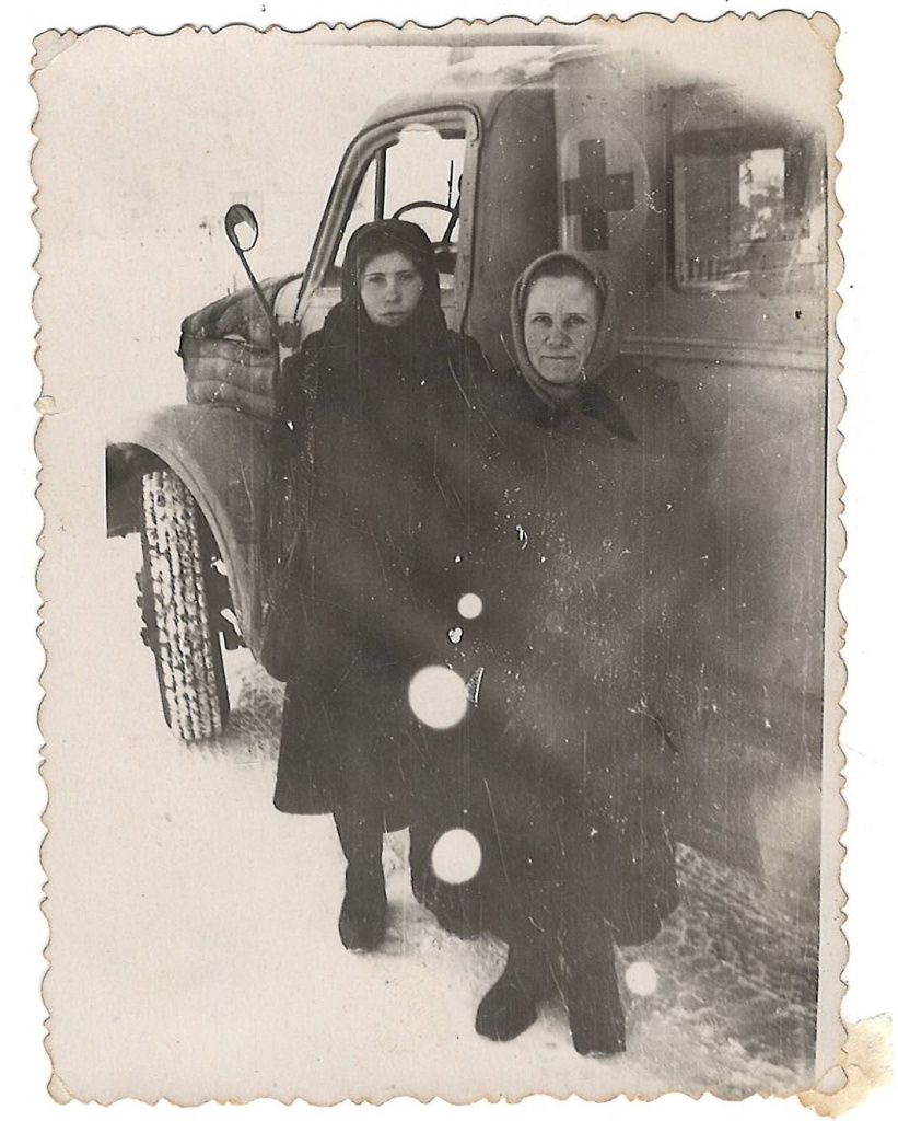 Для машин скорой помощи у Тони (слева) всегда был запас бензина. (Фото из семейного архива Людмилы Бабушкиной).