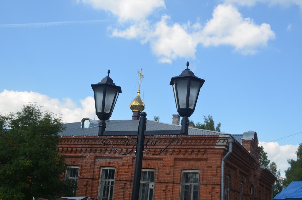 Пушкинские фонари особенно эффектно смотрятся на фоне старинного храма.jpg