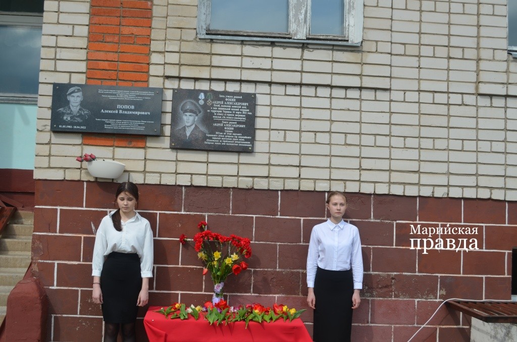 Даша (справа) в почетном карауле..jpg