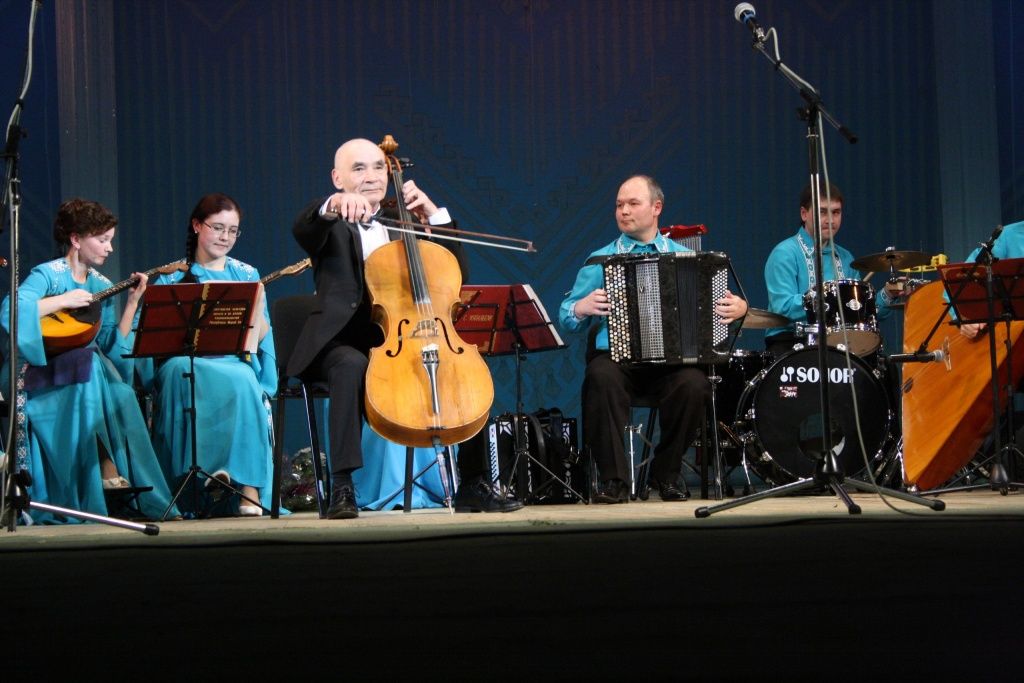 Выступление с ансамблем Марий Кундем. фото предоставлено Иваном Егоровым.jpg