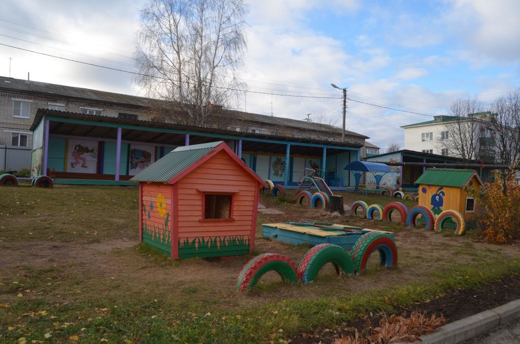Территория садика к радости ребятишек это нескончаемая игровая зона.JPG