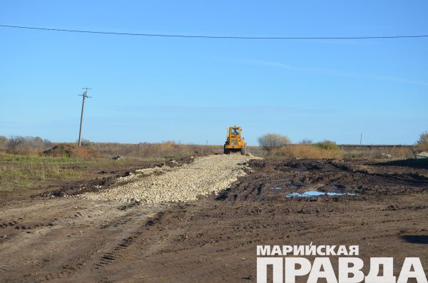 В животноводческой зоне деревни прокладывают дорогу.JPG
