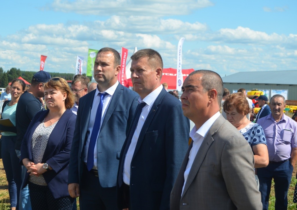 Открыли совещание министр сельского хозяйства и продовольствия Андрей Кондратенко, а также глава администрации Сернурского района Александр Кугергин.JPG