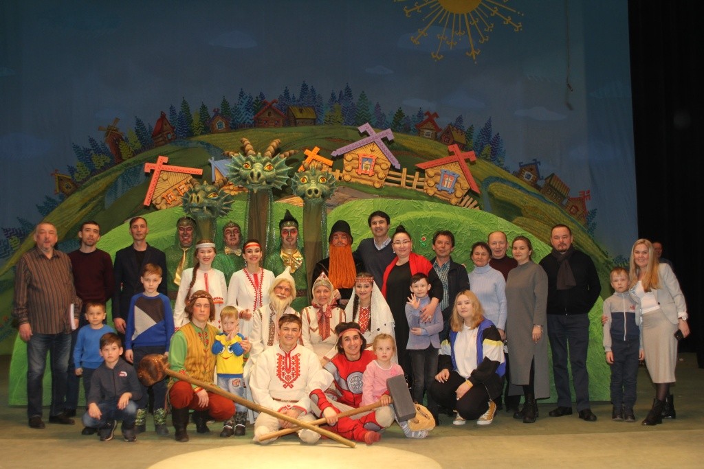 богатырь из теста с детьми.JPG