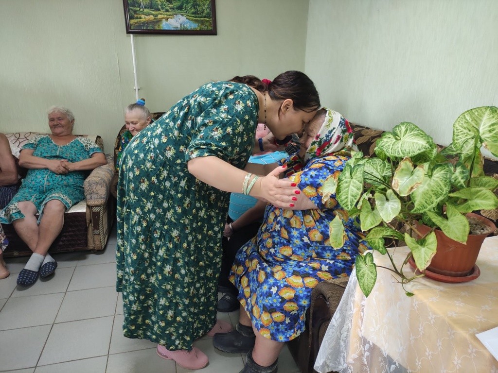 За неделю тесного общения пенсионеры и волонтеры стали родными людьми. (Фото предоставлено Аленой Лочехиной).