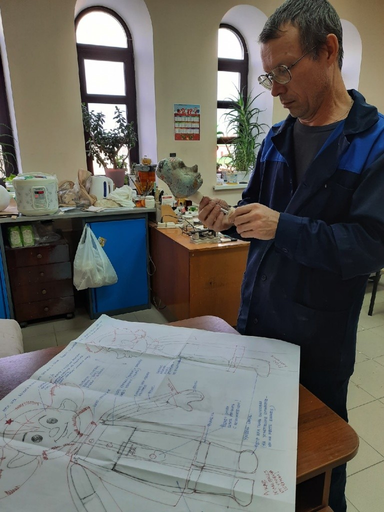 Иногда работа мастера походит на труд ювелира. Фото предоставлено театром кукол.jpg