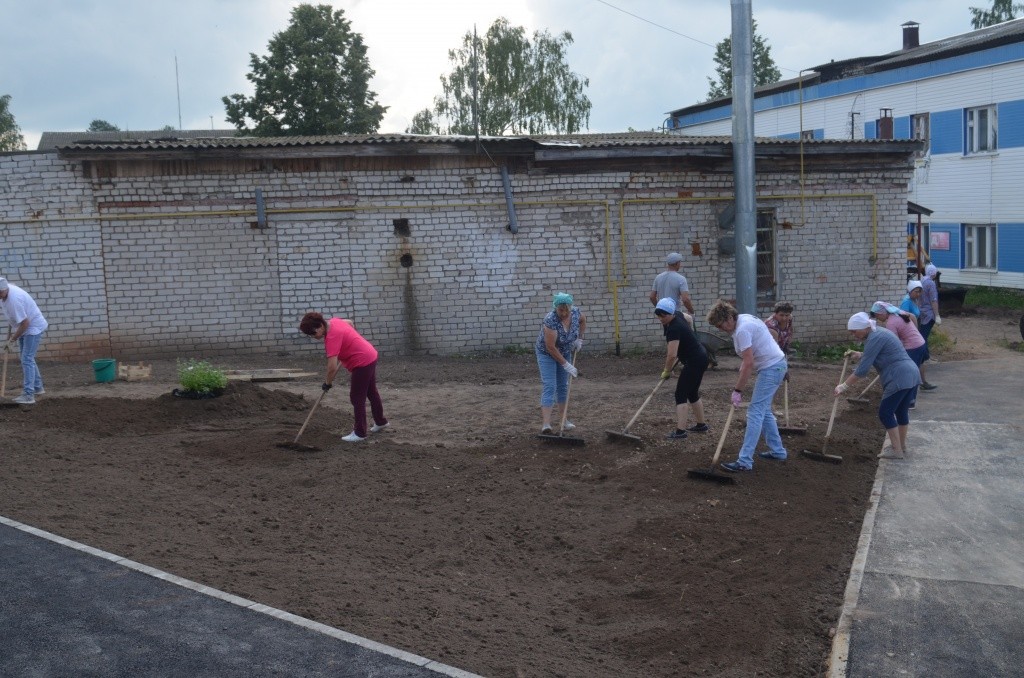 Работники культуры всем коллективом вышли на субботник и готовили газоны под посев травы.jpg