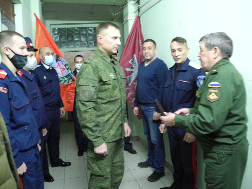 Награду вручил генерал-майор Анатолий Самсонов. (Фото Натальи Кулишовой).